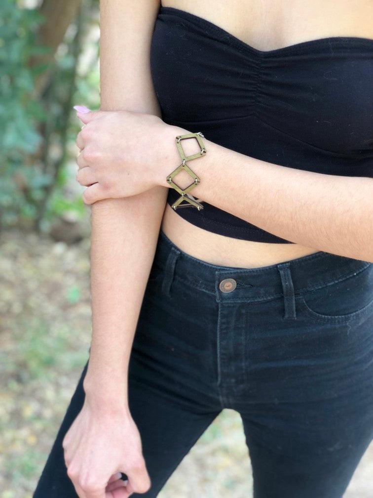 Half Triangle Bracelet 7505E